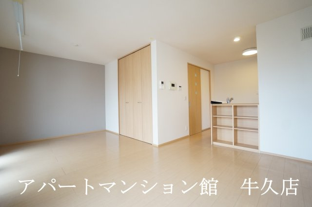 キッチン　対面式システムキッチン（3口ＩＨ、グリル、浄水器付）