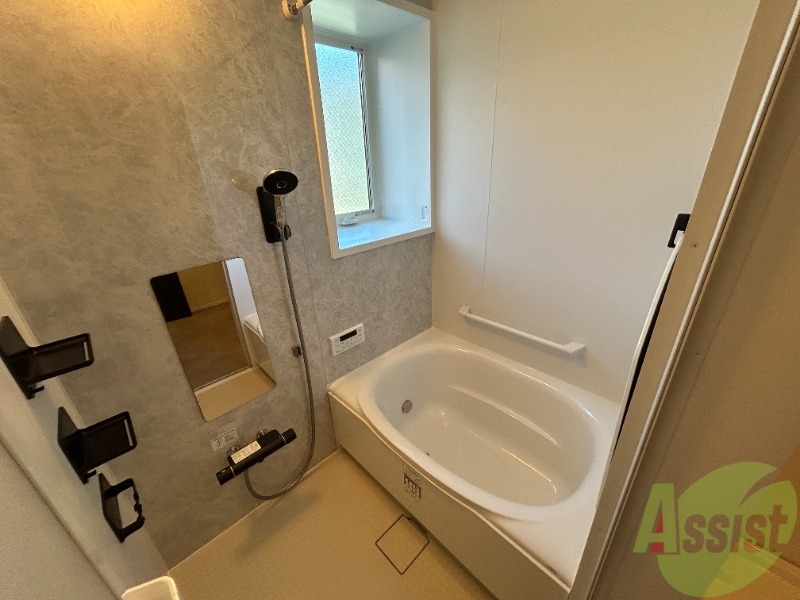 バス・シャワールーム　浴室乾燥機能が付いていますので、雨天時でも洗濯物を乾かせます