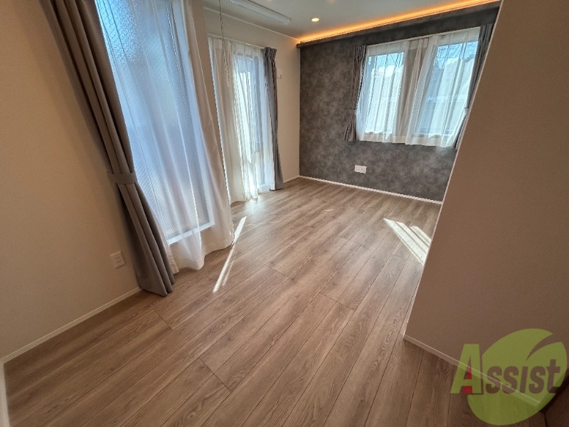 居室・リビング　７．６帖のリビングです。窓が多く日中は明るいです。