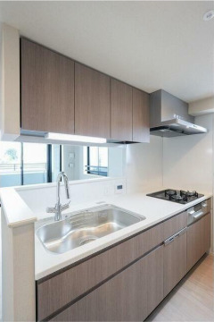 キッチン　収納豊富な広々とした三口コンロキッチン♪