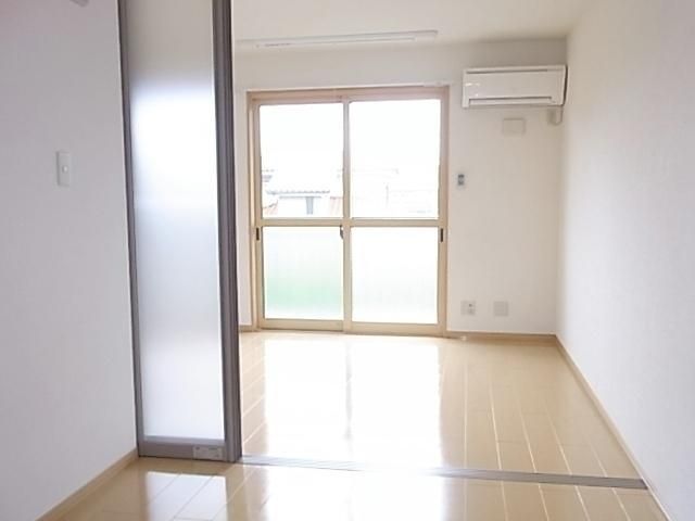 居室・リビング　★洋室からリビング★