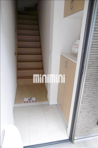 玄関　たっぷり入る下駄箱付です