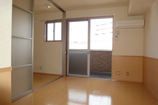 居室・リビング　角部屋　天井高く開放的なリビング