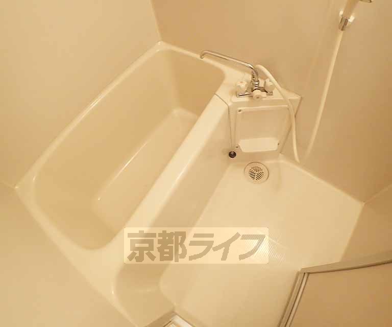 バス・シャワールーム　清潔感のあるバスルームです。