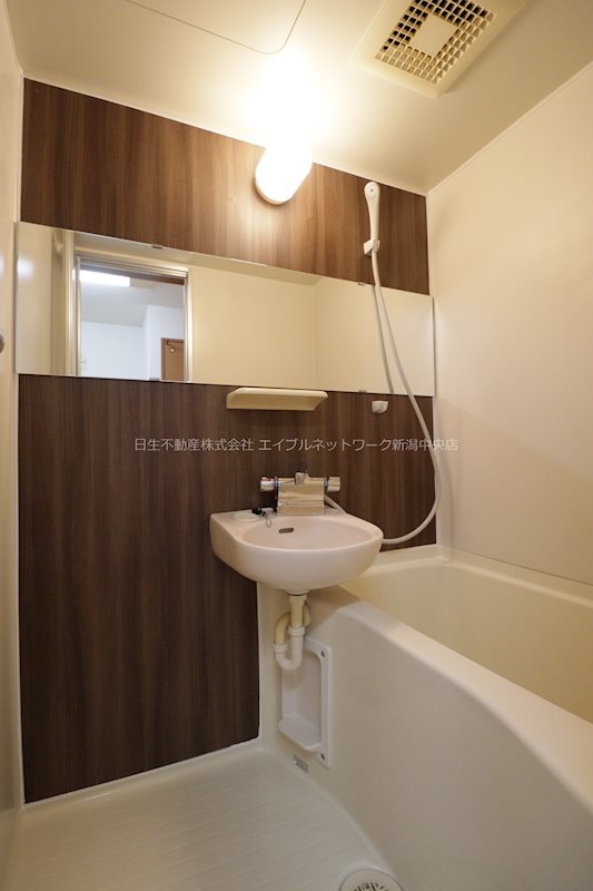 バス・シャワールーム　ロングミラー仕様♪オシャレな雰囲気♪