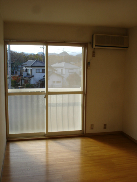 居室・リビング　南西向きで陽当たり良好です。