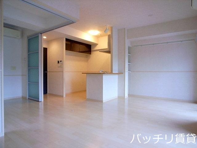 居室・リビング　写真は別号室の為、現状優先になります。