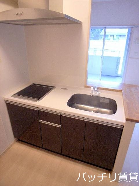 キッチン　写真は別号室の為、現状優先になります。