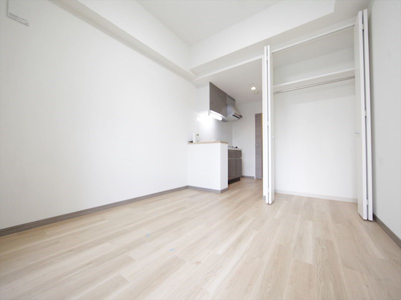 居室・リビング　洋室10.5帖　クローゼット付（収納充実してます）