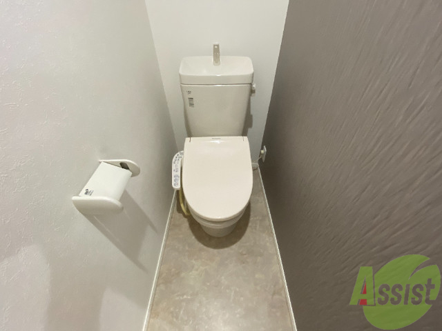 トイレ　温水洗浄付きの便座です。便利で使い勝手がいいですね。