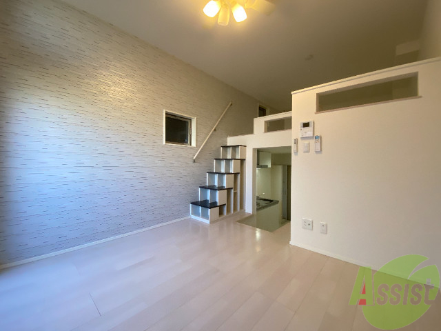 居室・リビング　広々としたきれいなリビングです。照明もおしゃれです。