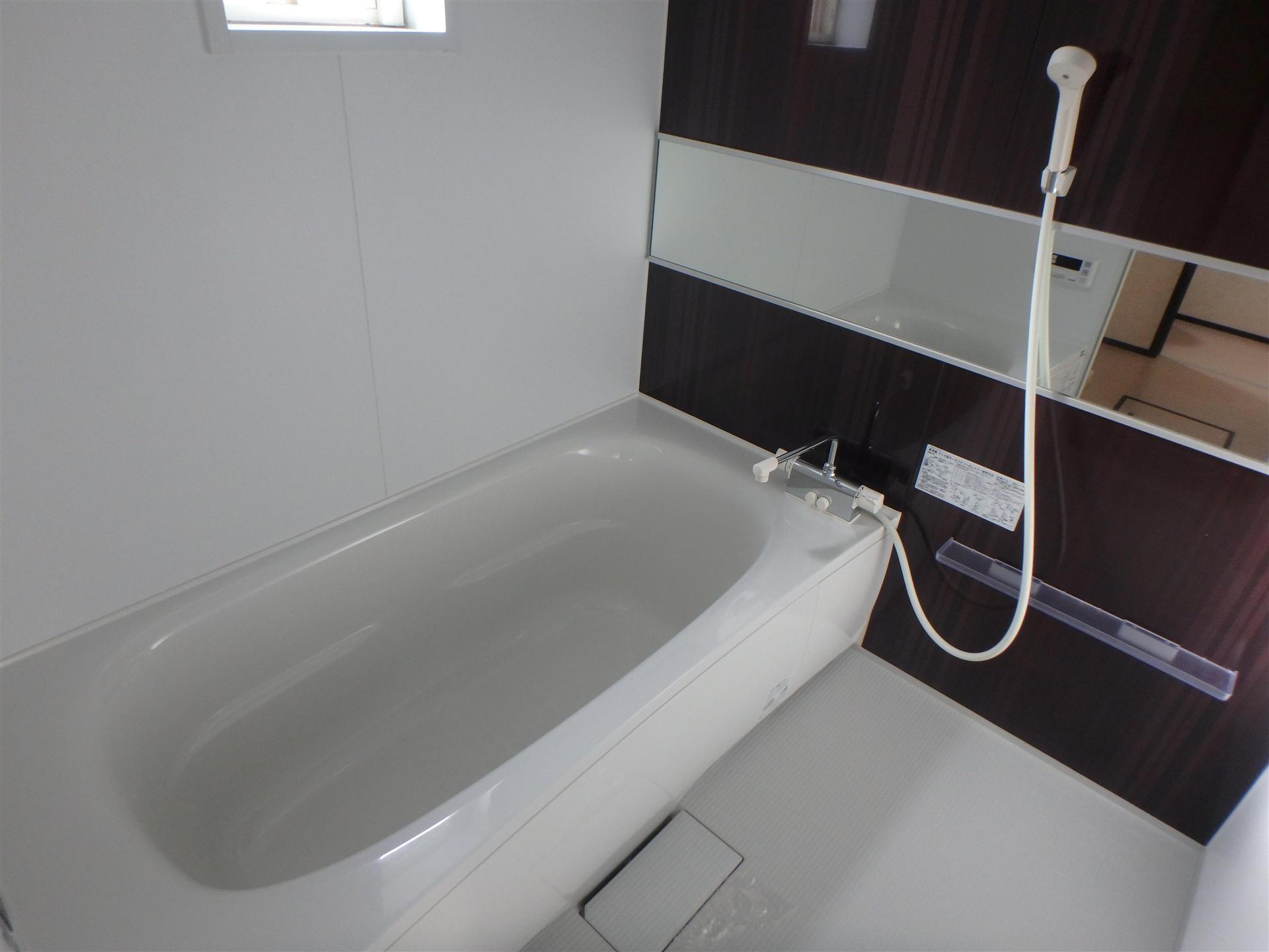 バス・シャワールーム　窓付きで換気も出来る追い焚き機能付きバスルーム☆