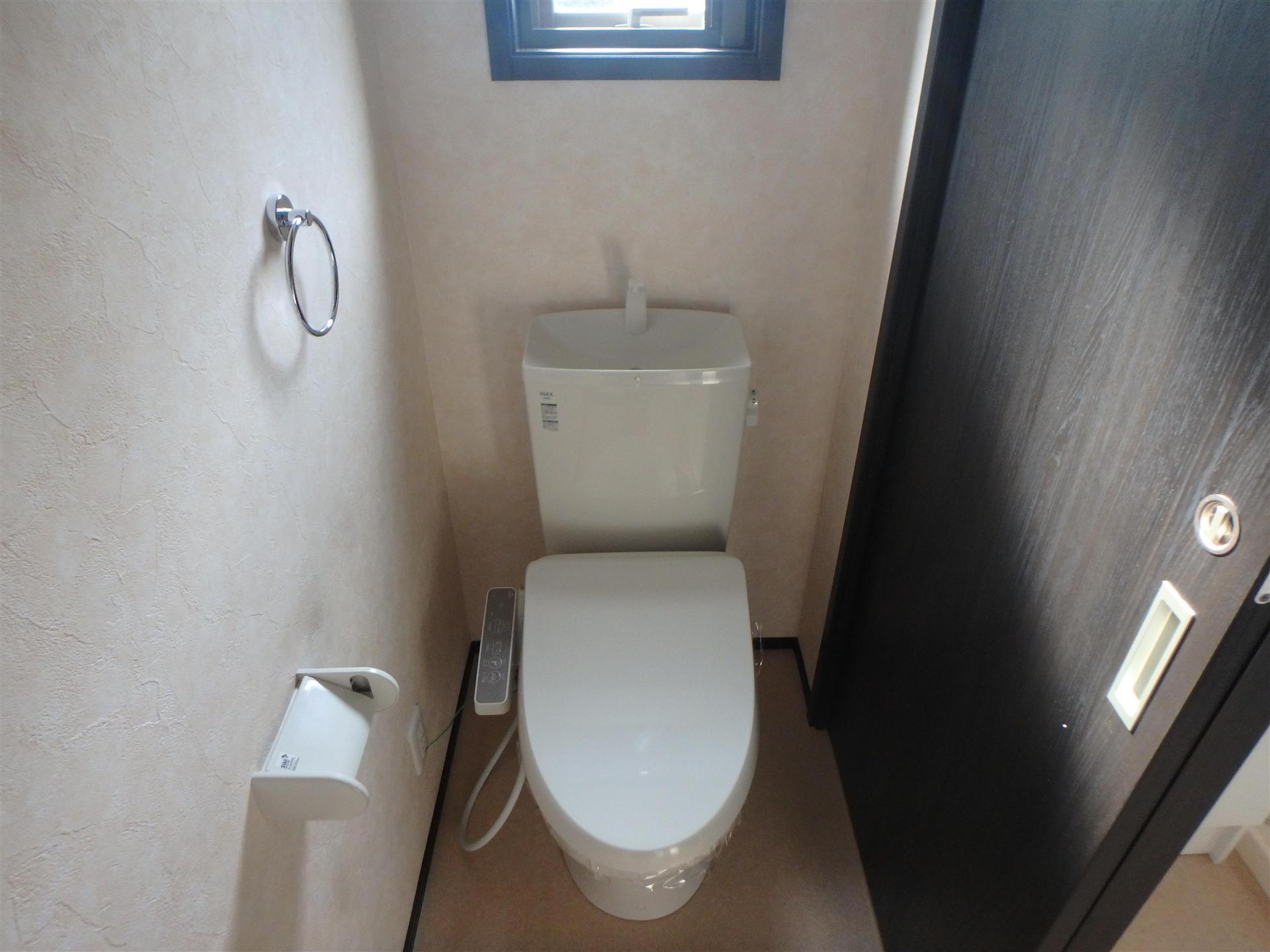 トイレ　窓付き・温水洗浄便座付きの快適トイレ☆