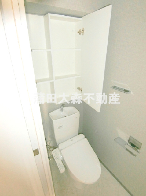 トイレ　棚収納に温水暖房便座付きのトイレ