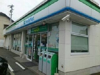 コンビニ　ファミリーマート（コンビニ）まで700m
