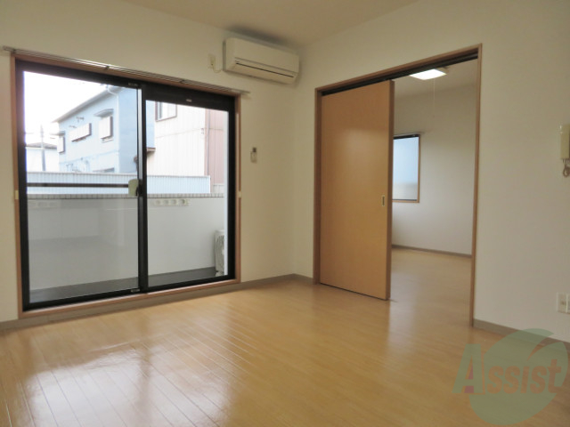 居室・リビング　８帖もある、広々としたリビングのお部屋となっております。