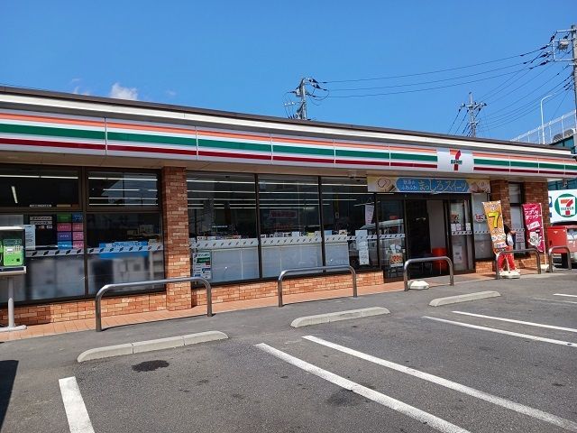 コンビニ　セブンイレブン（コンビニ）まで550m