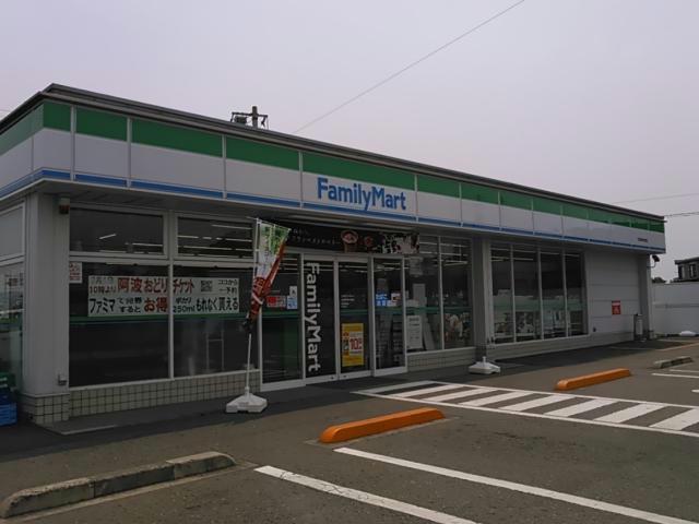 コンビニ　ファミリーマート北島町東中道店（コンビニ）まで857m