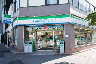 コンビニ　ファミリーマート 丸の内二丁目店（コンビニ）まで68m