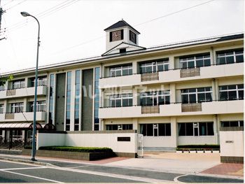 中学校　香芝市立香芝北中学校（中学校）まで942m