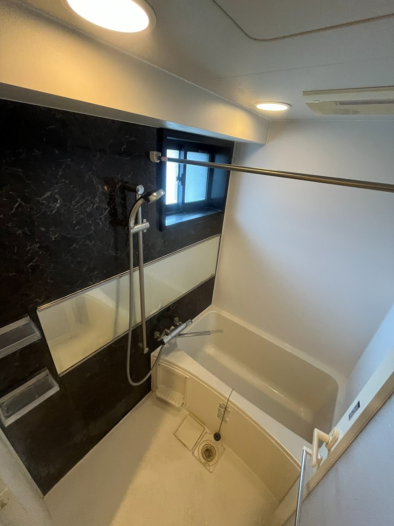 バス・シャワールーム　浴室乾燥機・人気の一面鏡です。