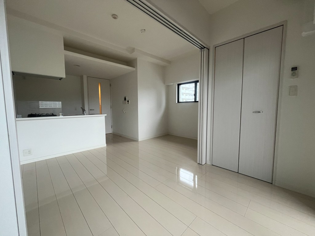 居室・リビング　白を基調とした室内で、とても明るいお部屋です♪