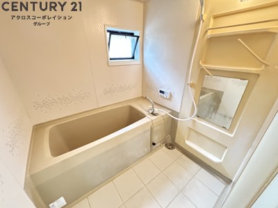 バス・シャワールーム　浴室に窓があり換気良好です！