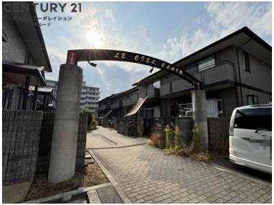 建物外観　敷地内駐車場・駐輪場完備・2階建て専用庭付♪