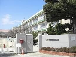 小学校　茨木市立春日丘小学校（小学校）まで825m