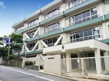 中学校　茨木市立西中学校（中学校）まで492m