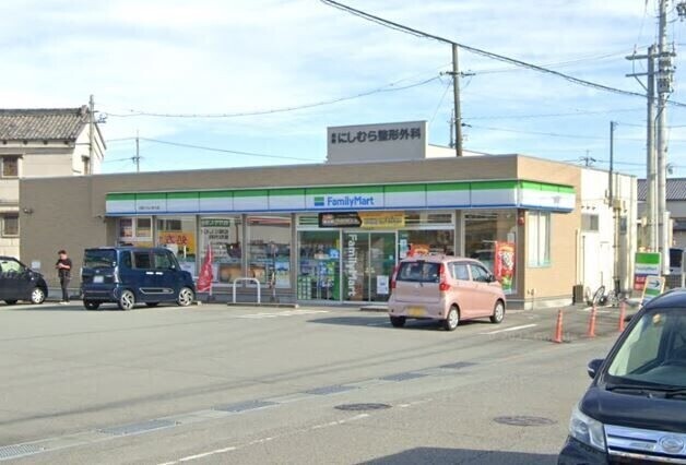 コンビニ　ファミリーマート松阪かわいまち店（コンビニ）まで982m