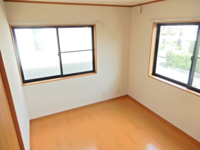 その他　２面採光の明るい６帖の居室