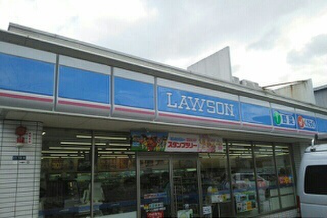 コンビニ　ローソン 寝屋川秦町店（コンビニ）まで215m