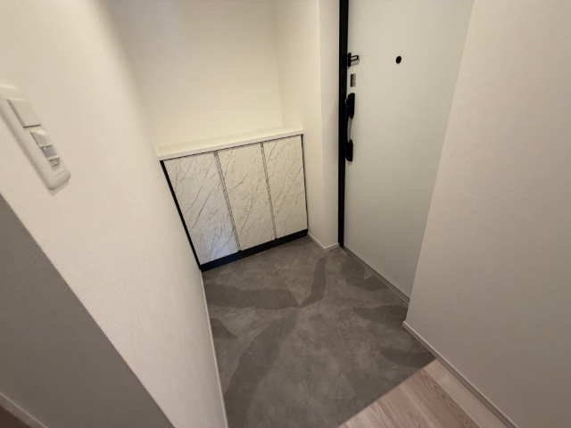 玄関　１４０６号室の写真になります。