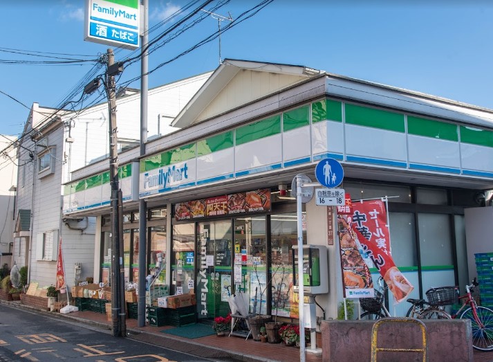 コンビニ　ファミリーマート 方南一丁目店（コンビニ）まで426m