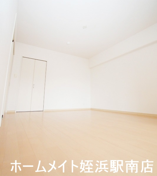 ロビー　★ＬＤＫ横の洋室は、来客やお子様のお部屋として★参考写真