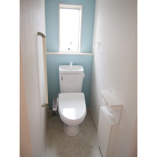 トイレ　1F:温水洗浄暖房便座　2Ｆにもトイレあ