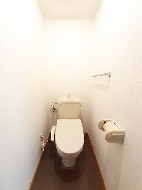 トイレ　温水洗浄便座です。