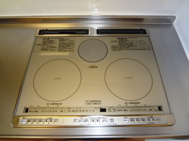 キッチン　３口IHコンロ