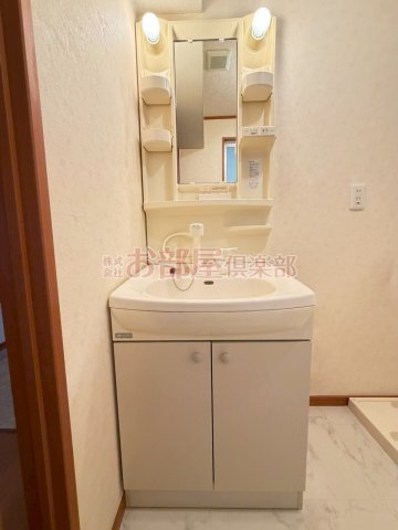 洗面設備　明るい洗面所です