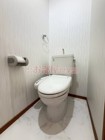 トイレ　落ち着いた色調のトイレです