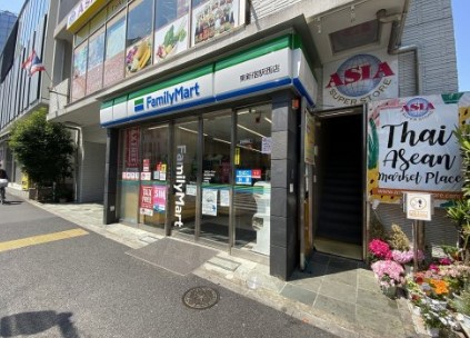 コンビニ　ファミリーマート東新宿駅西店（コンビニ）まで65m