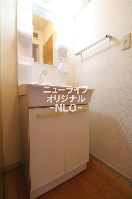 洗面設備　シャワー付き洗面台で忙しい朝でも楽に身支度が出来ます☆