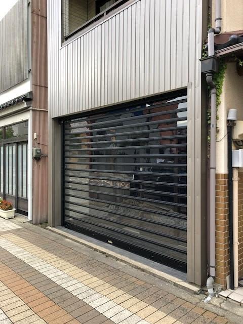 建物外観　正解のない家。だからあなた仕様にできる。シャッターを開けたら