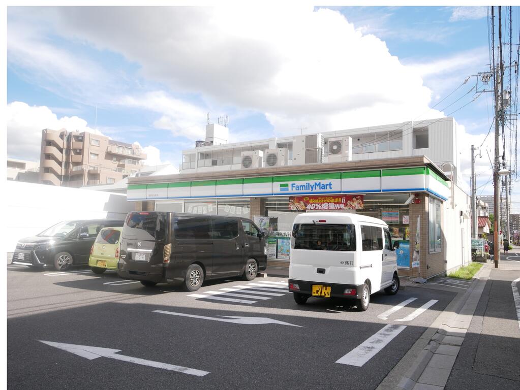 コンビニ　ファミリーマート昭和石仏町店（コンビニ）まで120m