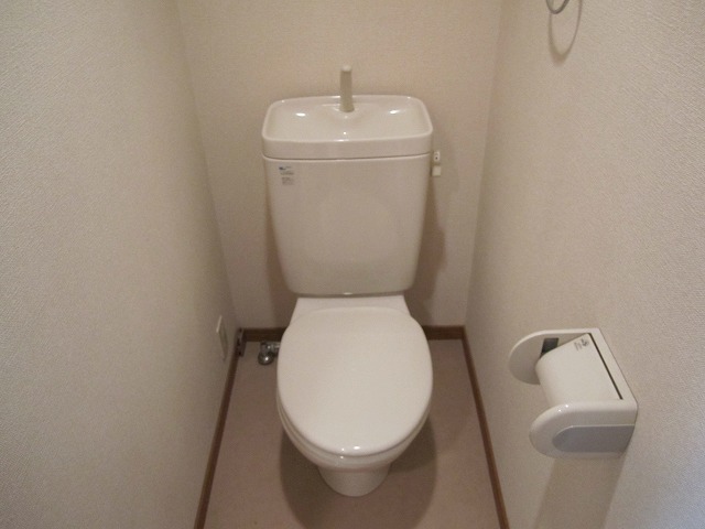 トイレ　棚付きで便利です