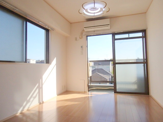 居室・リビング　２面採光の明るいお部屋