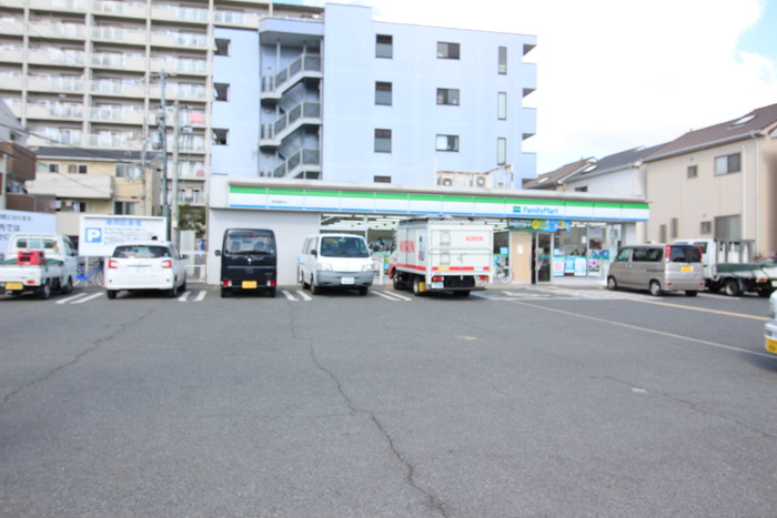 コンビニ　ファミリーマート（コンビニ）まで350m