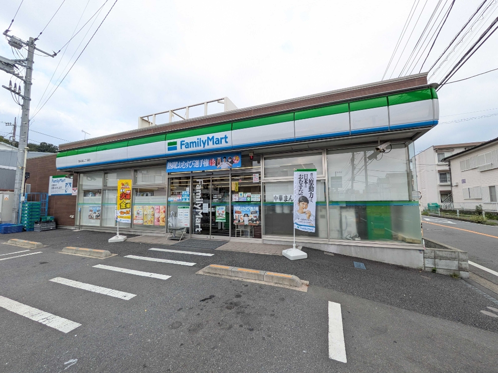 コンビニ　ファミリーマート 西寺尾二丁目店（コンビニ）まで395m