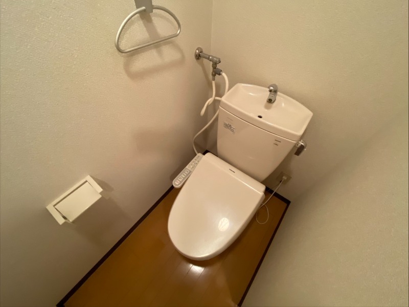 トイレ　こちらはトイレです。清潔感があり、安心して使用できます。